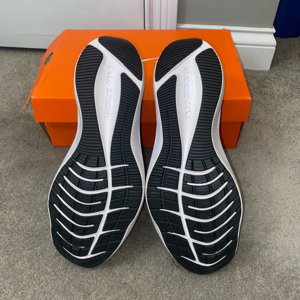 Brand new women’s Nike tennis shoes - Picture 5 of 8